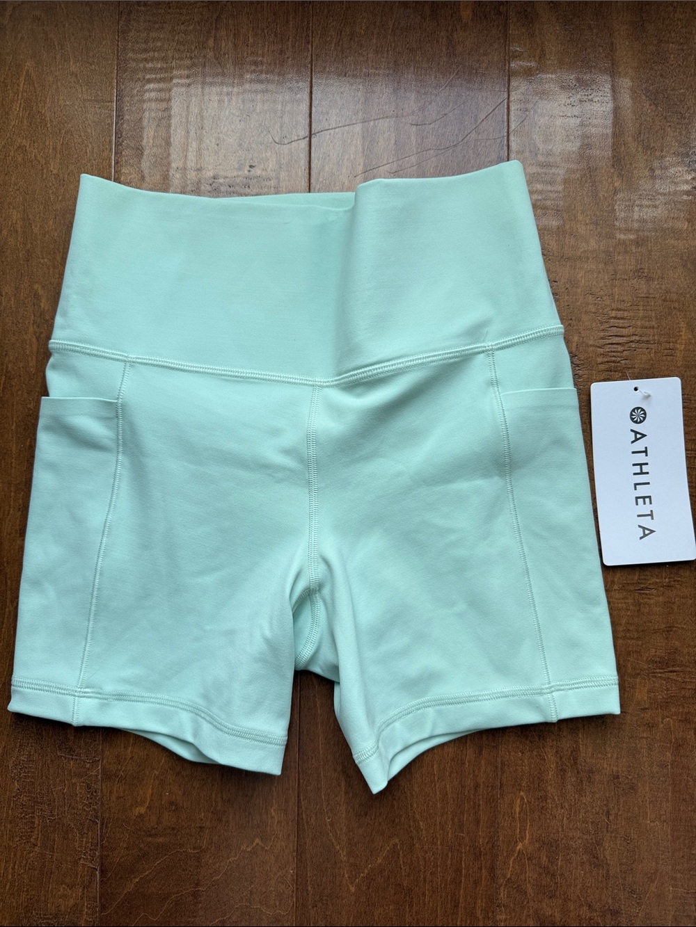Athleta Salutation Stash 5” Short